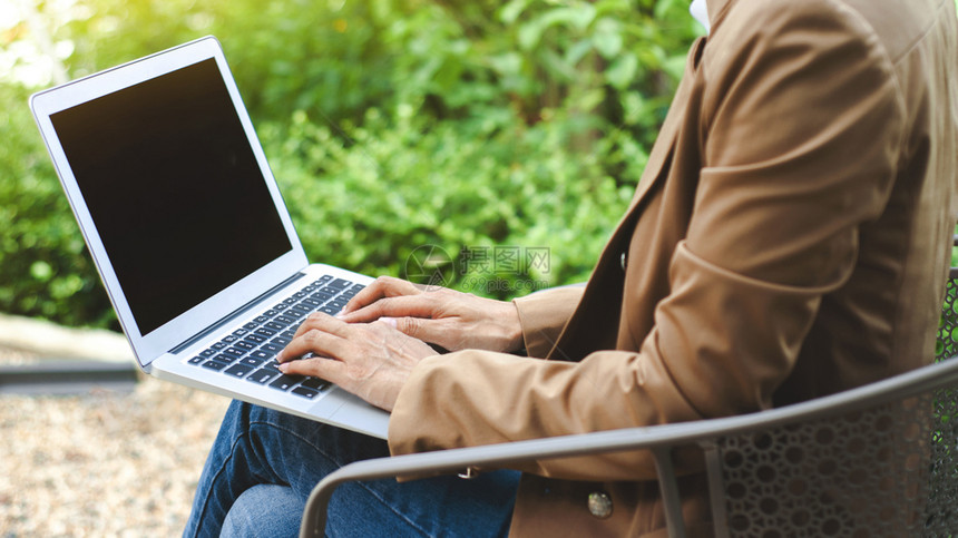 草地一种自由职业者在户外与自然一起使用笔记本电脑的妇女创意企业图片