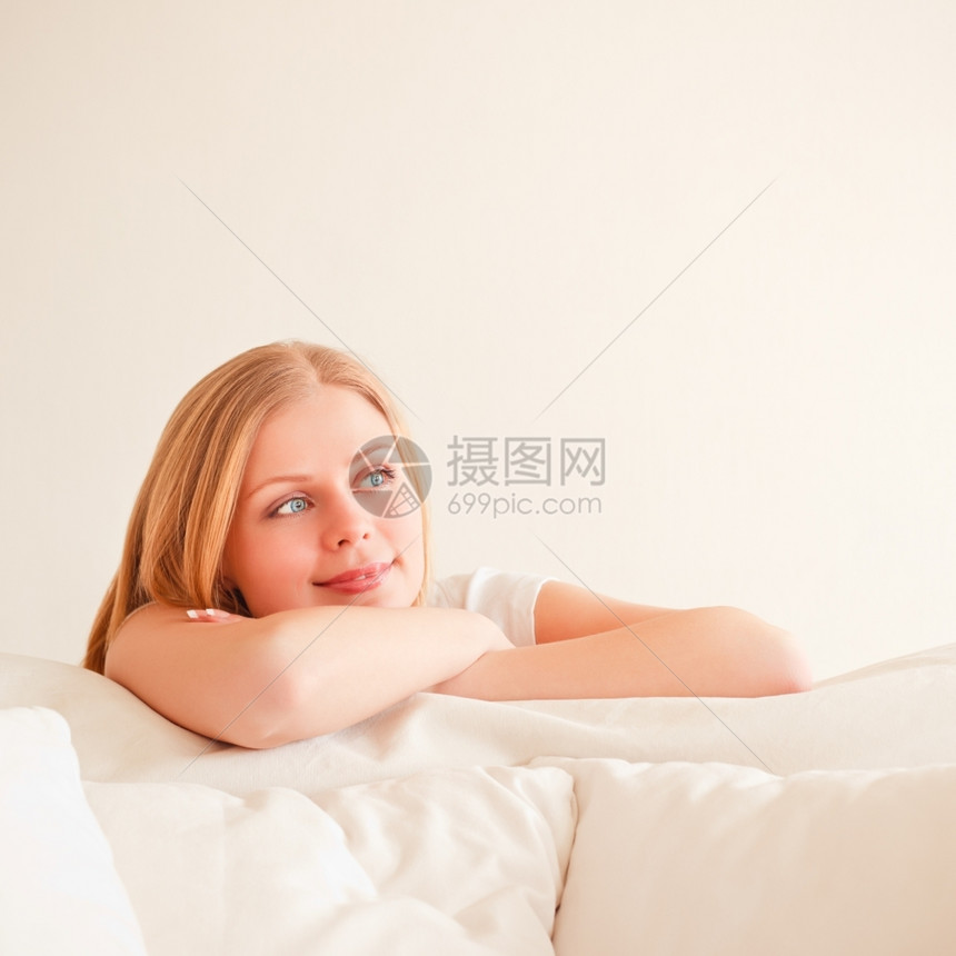 女孩美丽的可爱年轻姑娘在家睡沙发上做梦微笑图片