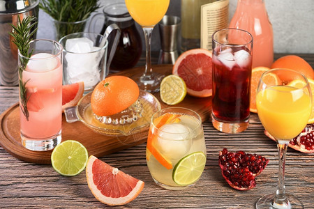 酒鬼各种柑橘水果的金银制饮料和鸡尾酒冰派对图片
