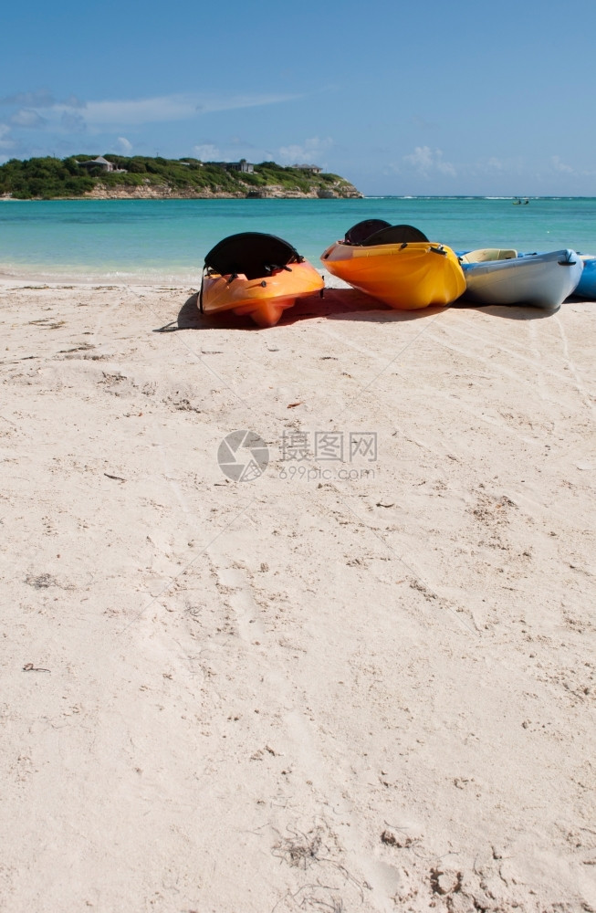沙滩上的彩色皮艇图片