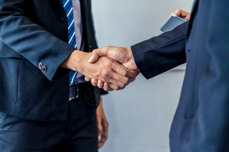 员工行政人相信商协议概念在办公室会议与另一位商人握手在办公室握手协议图片