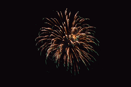 七月黑暗背景的烟花抽象摘要在夜空新年庆祝节天空上进行彩色烟花在黑背景和免费文本空间下制作黑背景的烟花金抽背景图片