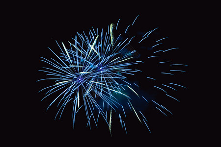 黑暗背景的烟花抽象摘要在夜空新年庆祝节天空上进行彩色烟花在黑背景和免费文本空间下制作黑背景的烟花自由火丰富多彩的背景图片