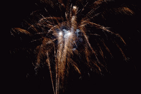 黑暗的背景的烟花抽象摘要在夜空新年庆祝节天空上进行彩色烟花在黑背景和免费文本空间下制作黑背景的烟花新背景图片