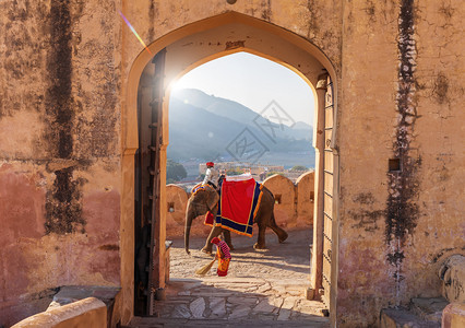 印地语骑大象的度男人和在斋浦尔琥珀堡工作的印度女人骑大象的印度男人和在斋浦尔琥珀堡工作的印度女人旅行地标图片