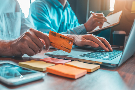 笔记本比特币信用卡在线银行业务商使用笔记本电脑和信用卡在咖啡馆金融技术公司和链锁概念网上购物商人应用程序区块链背景
