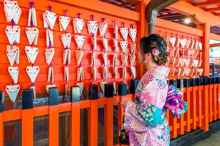 撑船赏荷女孩文化裙子2017年月日在本京都FushimiInari神社参观美容的亚裔妇女穿着日式传统和服摆姿势背景