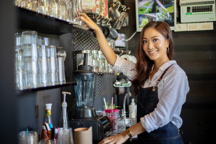 咖啡店女性店员形象图片