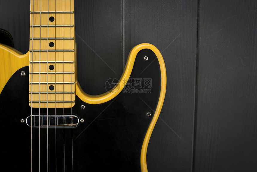 一种经典的黄色和黑电子吉他其壁画绳子脖和麦克风挡泥板古典图片