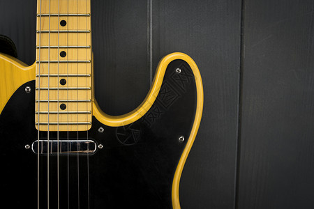 一种经典的黄色和黑电子吉他其壁画绳子脖和麦克风挡泥板古典背景图片
