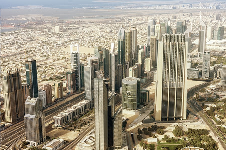 购物阿拉伯迪拜酋长国的建筑迪拜市下城天梯和公路中间图片