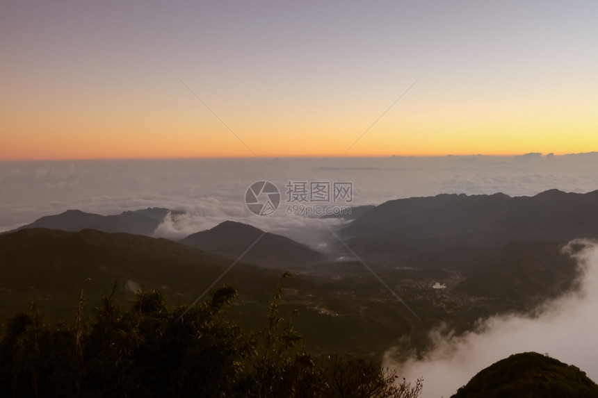 日出充满活力白色的高山云彩外观者图片