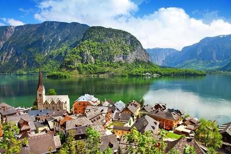 建筑物奥地利自然和美丽的地方之间山丘的令人惊叹村庄在奥地利湖上自然与美丽的地方晴天镇浪漫高清图片素材