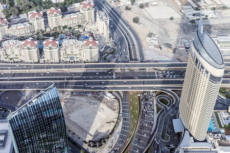 市中心阿拉伯购物迪拜市下城酋长国的大楼迪拜天梯和公路图片