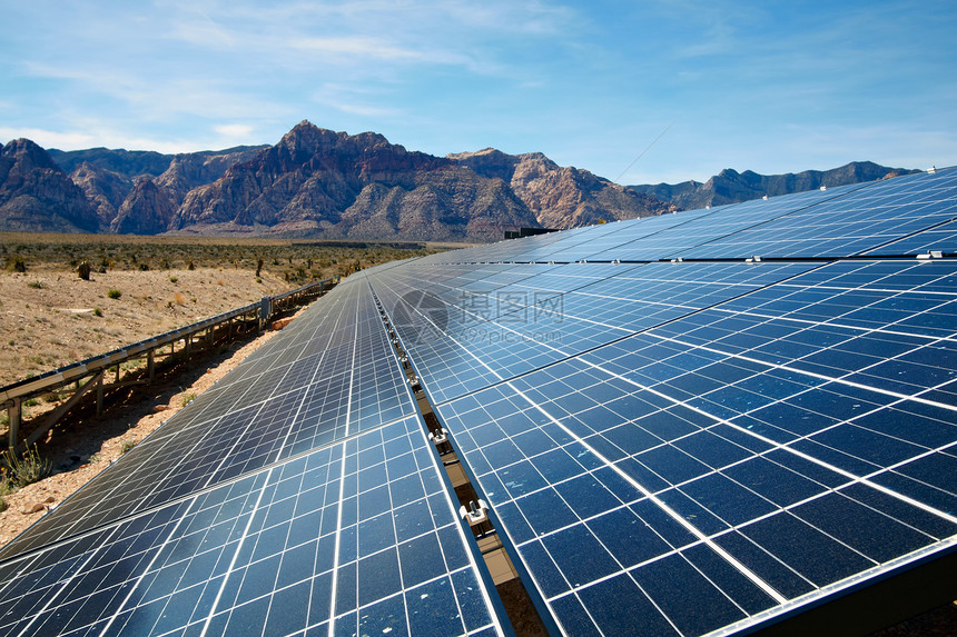 加利福尼亚安装电的莫哈韦沙漠太阳能电池板的视图图片