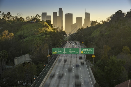 高速公路加利福尼亚州洛杉矶市中心日落时的交通区车图片