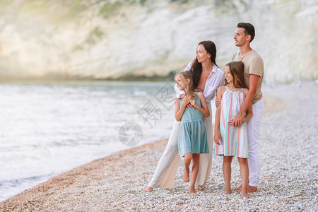 女请享用父母家庭海滩欧洲暑假度的年轻家庭玩得很开心图片