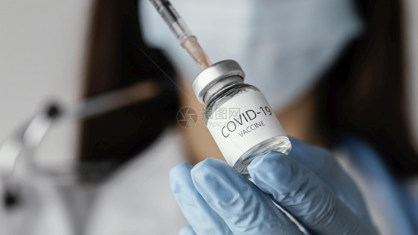 手拿疫苗的注射器图片