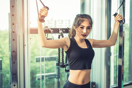健身房运动锻炼的女性图片
