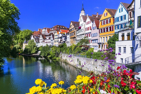 传统的观光旅游德国行和地标图宾根镇土Tubingen镇由鲜花装饰的传统图宾根镇背景图片