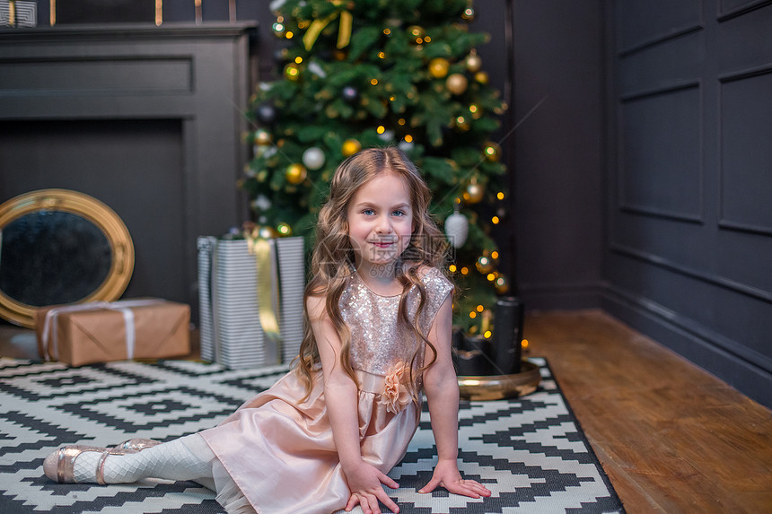 圣诞树旁的小女孩图片