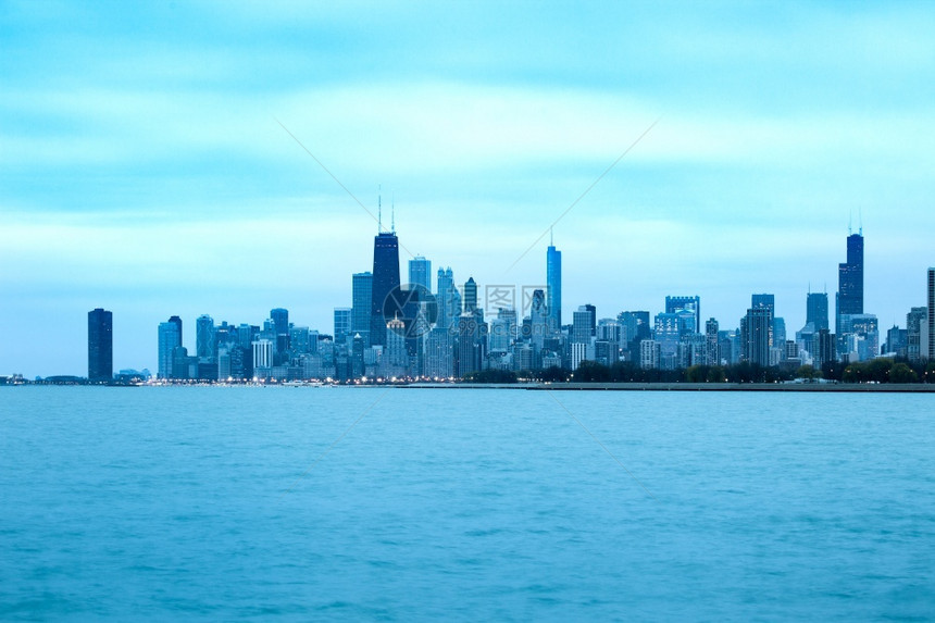 多层建筑学造美国伊利诺州芝加哥市中心下天线黎明时分图片