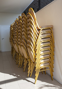 黄色的墙边折叠办公椅墙边的折叠办公椅子放室图片