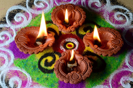 喜庆的黏土快乐在Diwali庆祝活动期间点燃的Claydiya灯背景是Rangoli屠妖节高清图片素材