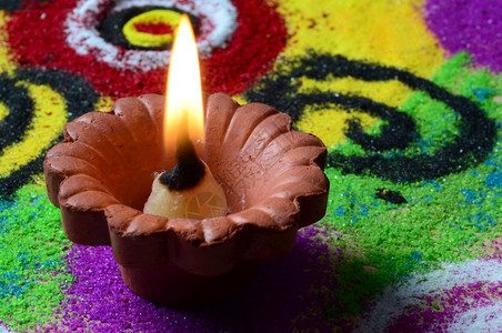 在Diwali庆祝活动期间点燃的Claydiya灯背景是Rangoli吉祥黑暗的红色崇拜高清图片素材