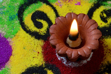 迪亚节日在Diwali庆祝活动期间点燃的Claydiya灯背景是Rangoli普加印度高清图片素材