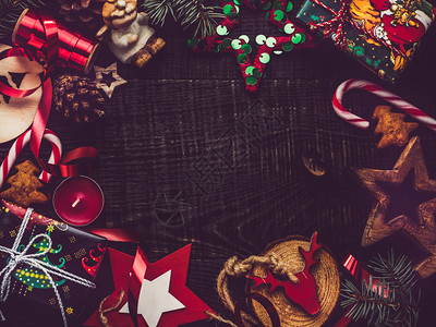 圣诞拐棍糖明亮的最佳圣诞快乐和20年新快乐带圣诞装饰品的美丽卡片从上面看特写平铺祝贺爱人家亲戚朋友和同事圣诞快乐新年美卡片圣诞快乐活背景