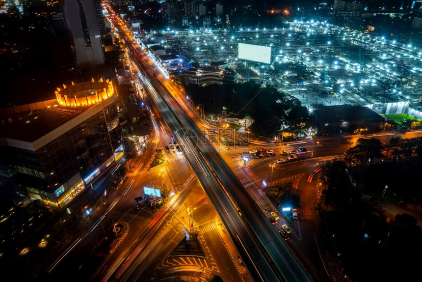 结大都会市中心夜间繁忙的高速公路口交通和基础设施概念大都会市中心夜间繁忙的高速公路口天线流动的图片