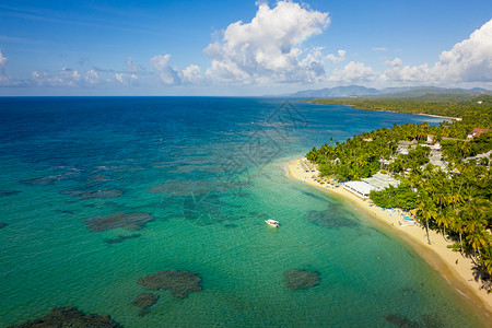 自然波蒂略以白船为锚定的萨马纳半岛上热带海滩空中观察巴比亚普林西海滩多米尼加于背景图片