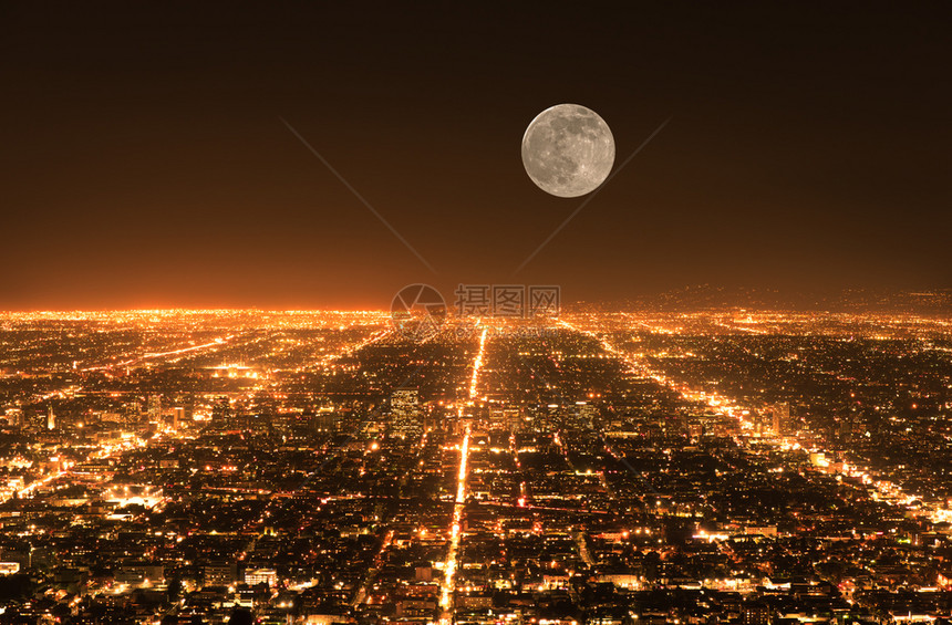 当代的洛杉矶交通城市景色夜间全发光的图片