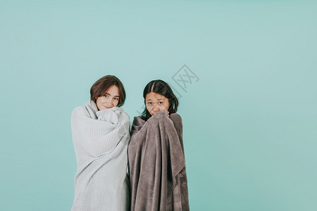 温泉青年妇女穿毛毯的青年人们覆盖图片