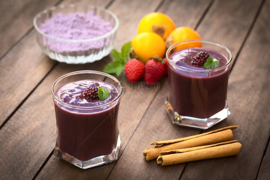 典型的可乐达厄瓜多尔传统浓密饮料叫ColadaMorada由烹饪紫玉米面粉和不同食物如草莓菠萝naranjilla葡萄babac图片