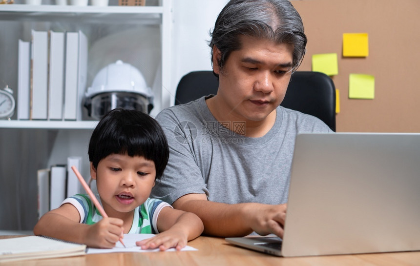 亚洲父亲在家与女儿一起工作学习从校一起上网习新生活方式在隔离模下正常留在家中自由职业和父亲概念中是常态的新生活爱互联网一种图片