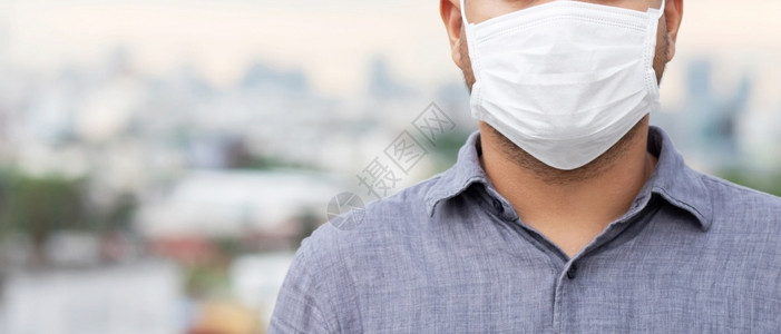 戴口罩预防新冠病毒的男人图片