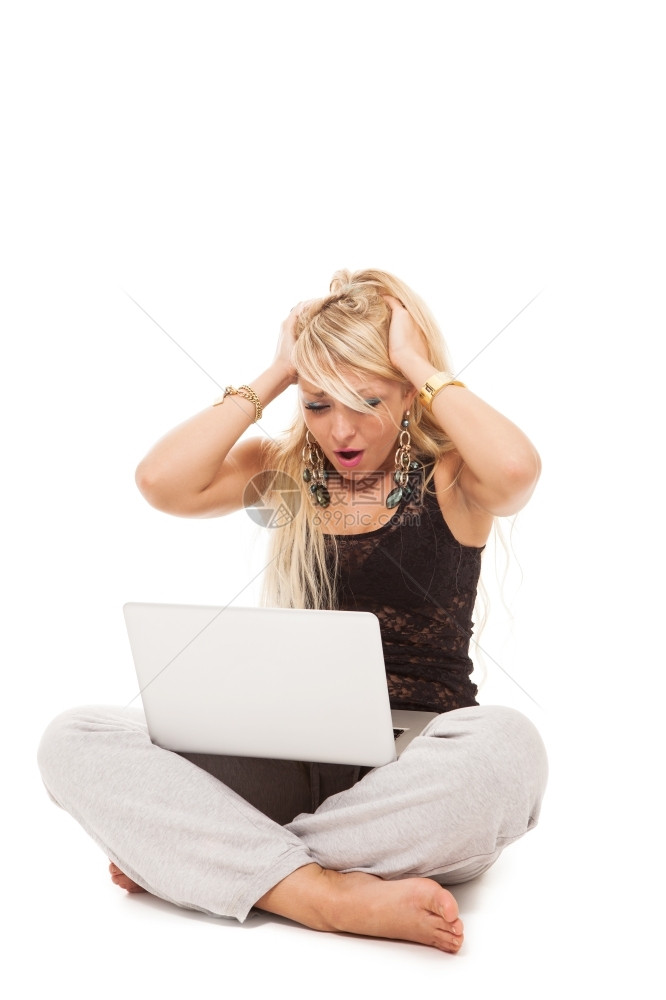 考试美丽的悲伤金发女人坐在地板上用笔记本写在白色孤立的背景上丢失图片