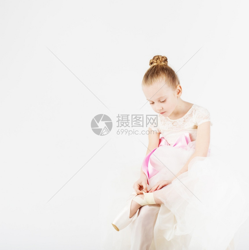 美丽的芭蕾舞者孤立在白色背景上穿小芭蕾舞女服或者脱下她的指尖裙子女传统的图片