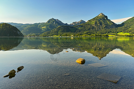 户外镇蓝色的夏天沃尔夫冈湖夏季的沃尔夫冈湖美丽的奥地利风景在阿尔卑斯山脉有湖泊和丘娱乐高清图片素材