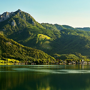 夏天的沃尔夫冈湖夏季的沃尔夫冈湖美丽的奥地利风景在阿尔卑斯山脉有湖泊和丘风景优美观农村教会高清图片素材