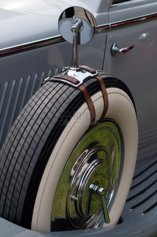 老式的过时安装在备用轮胎上的大旧汽车详细面镜子磨损图片