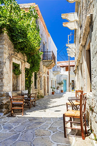 咖啡店复古的狭窄希腊纳克索斯岛和希腊具有传统椅子的可爱街头小酒吧图片
