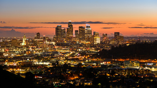 风景优美州际公路高速日落时洛杉矶市中心天线图片