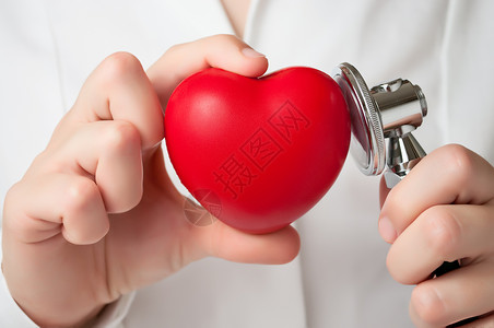 高血压红心和听诊器在博士的手心脏病学医生心脏病专家高清图片素材