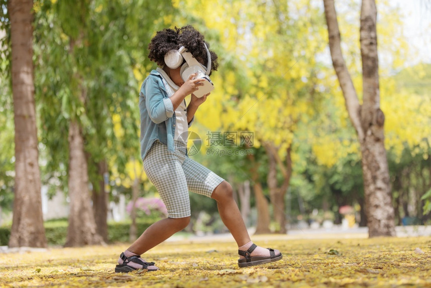 儿童在户外使用VR眼镜图片