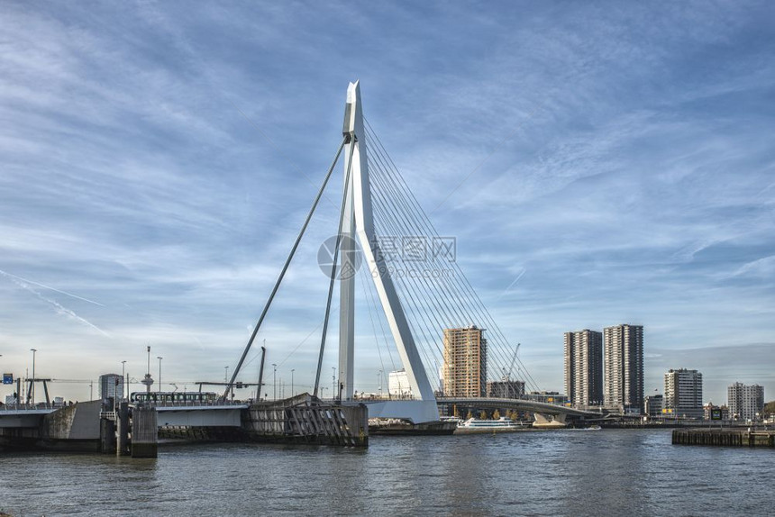 工程鹿特丹Holland14Nov2018鹿特丹的天空形式与Meuse河和Emerasmus桥相配其背景是房屋和建筑结构马斯河是图片