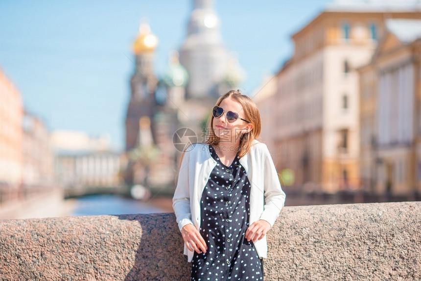 地标观光小女孩在俄国桑克彼得堡享受欧洲城市的假期在俄罗斯桑克特彼得堡享受可爱的女孩图片