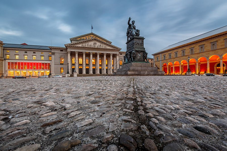 欧洲的马克斯约瑟夫广场慕尼黑剧院位于德国巴伐利亚慕尼黑马克思约瑟夫普拉茨广场文化背景图片